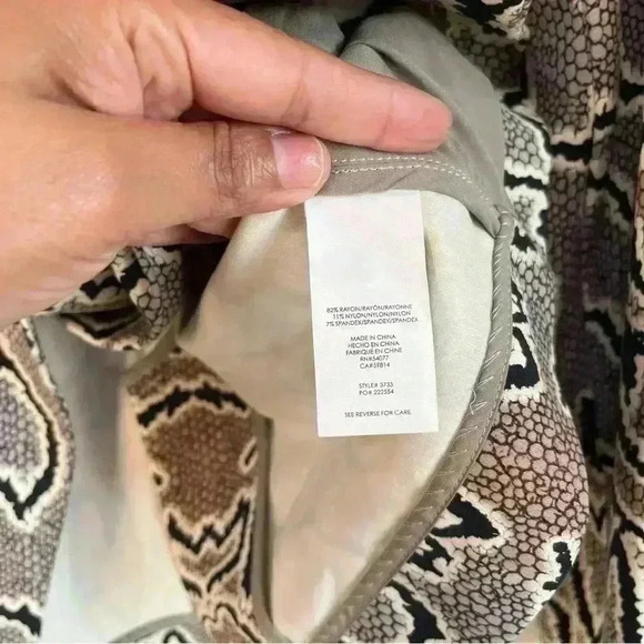 CAbi Women's Double Breasted Snake Print Business Casual Blazer Size 8‎ - Picture 16 of 16